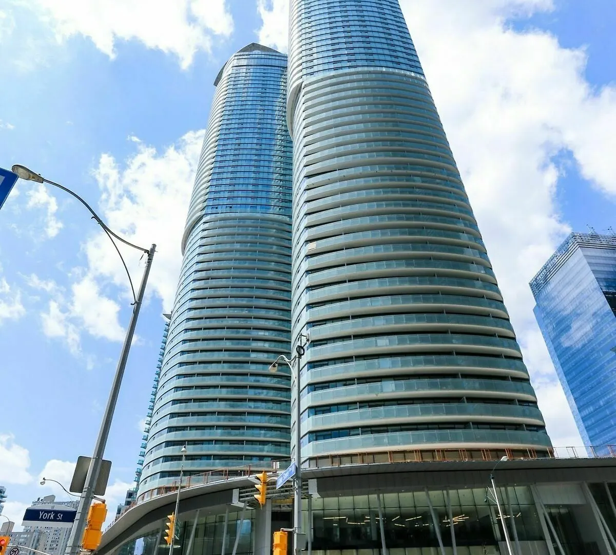 Hotel Mhs Suites - Incredible Cn Tower View Toronto